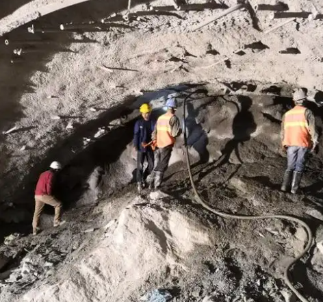 南吕镇拱顶带模注浆料的施工流程及注意事项